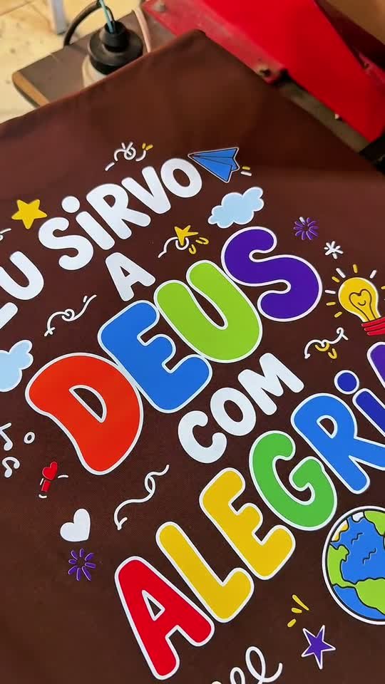 Cores vivas na malha escura